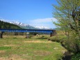 鉄橋と残雪の山