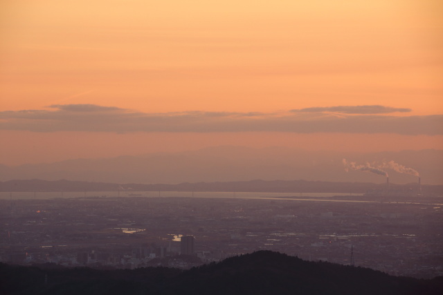 黄昏の衣浦湾を望む