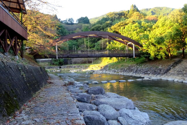 橋の下に飛び石がある西日の公園