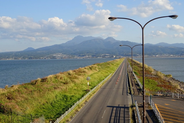 雲仙へ続いていく諫早湾横断道路