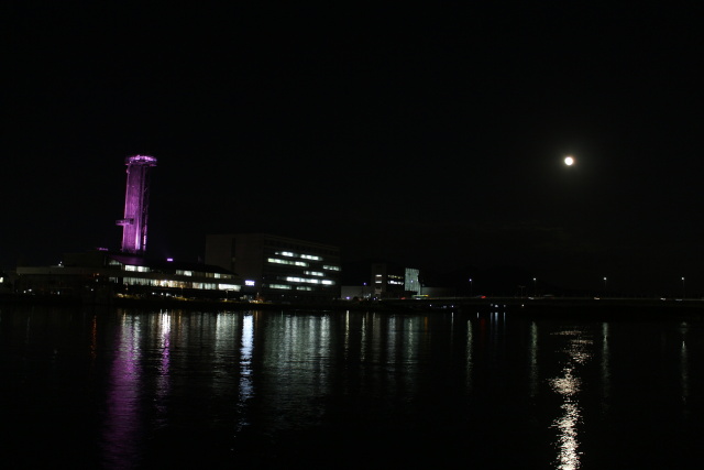 新大橋から月を望む
