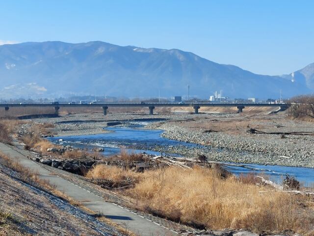 梓川の遠い彼方に乗鞍岳