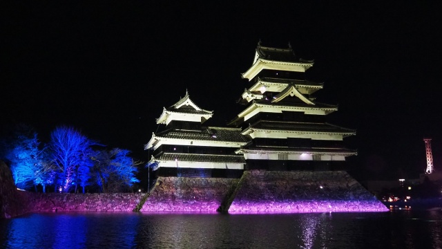 冬の夜の松本城