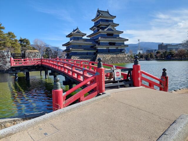 晴天の国宝松本城