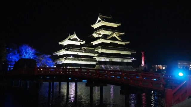 冬の夜の松本城