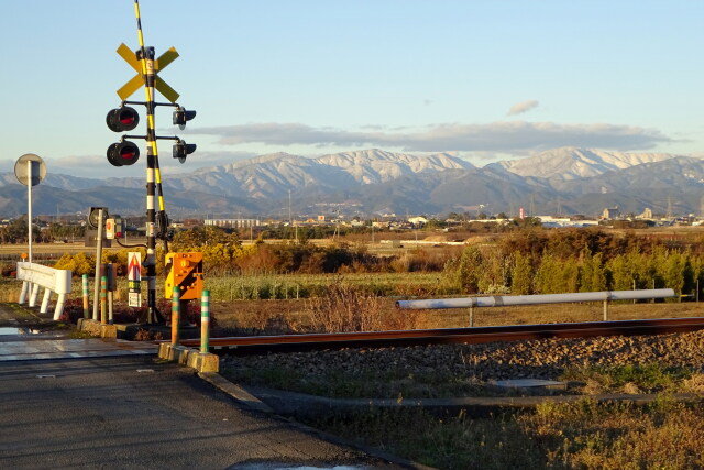 冬の夕 ローカル線の踏切から