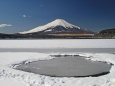 湖氷結の富士