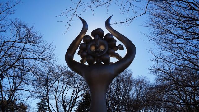 アンデルセン公園の平和を呼ぶ像