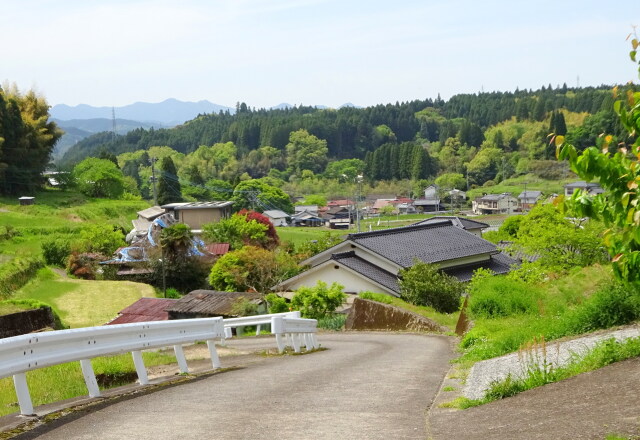 新緑の山村集落