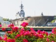 ヴェルニー公園のバラと護衛艦