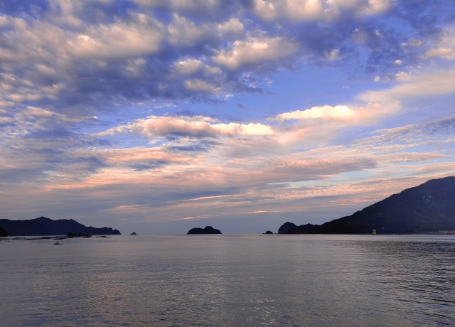 初夏の海の夕暮れ