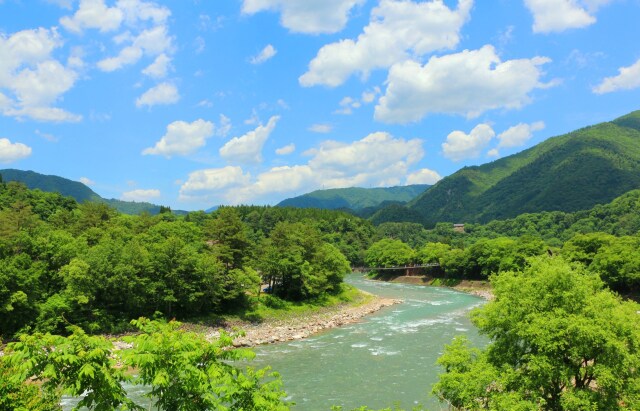 夏の白川郷であい橋