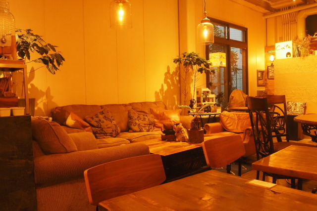 大きなソファーのあるカフェ