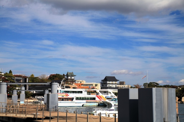 松島城と遊覧船