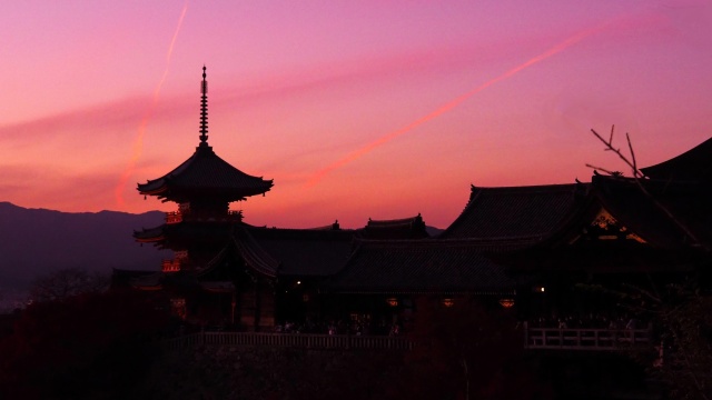 秋の清水寺の夕景