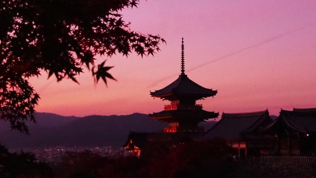 秋の清水寺の夕景