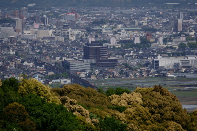 豊川の街と赤い電車