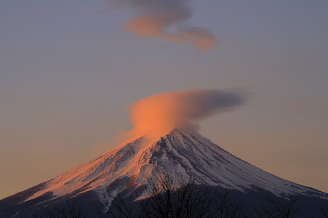 朝日が当たる富士山雲