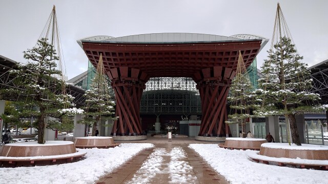 冬の金沢駅鼓門