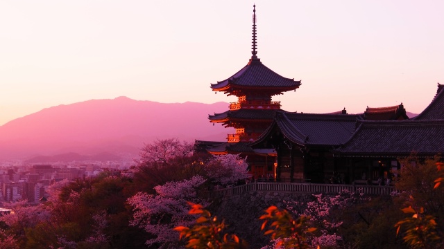 春の清水寺の夕景