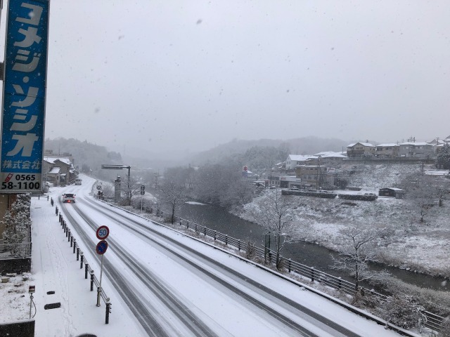 雪の川辺