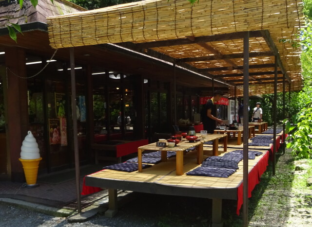 茶店の涼しい店先