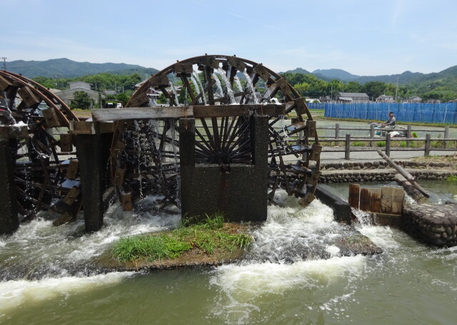 働き始めた水車と、始まった田植