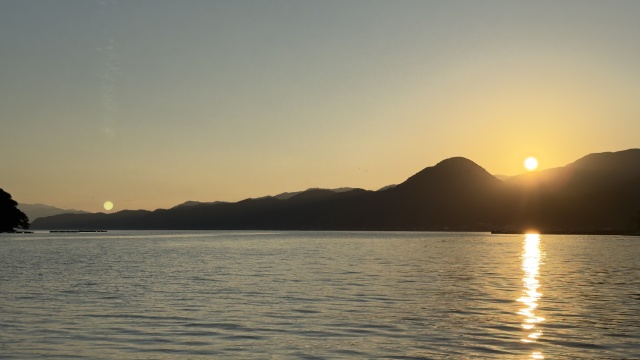 伊根湾に沈む夕日