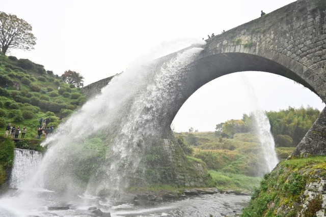 国宝通潤橋の放水
