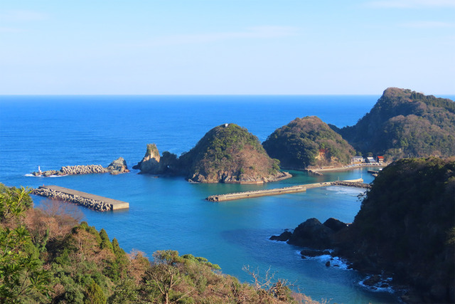 初冬の穏やかな海 漁港