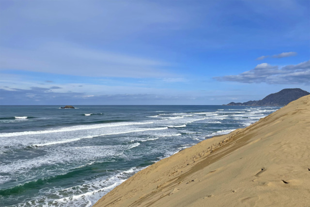 冬の鳥取砂丘 2 打ち寄せる波