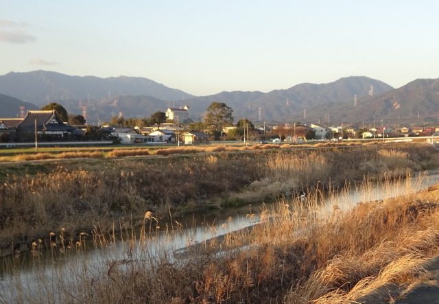 夕暮れが近づいてくる冬枯れの里