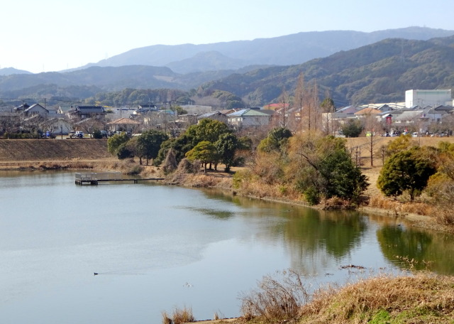 足踏みの春を待っている冬景色
