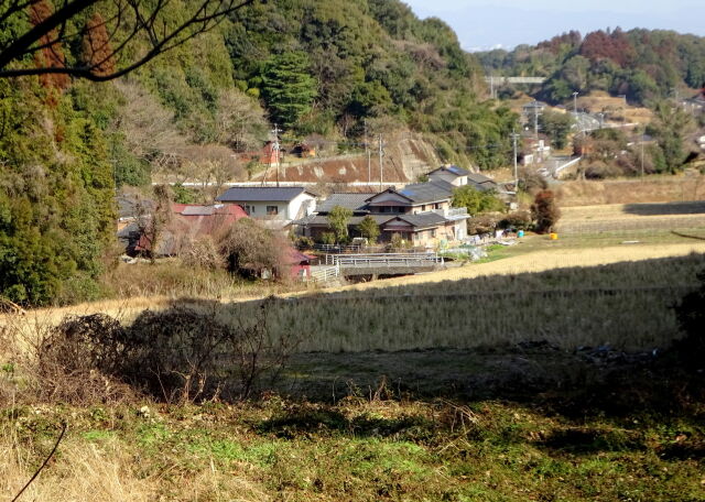 冬の晴れ間の山間集落