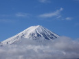 雪が薄くなった富士山