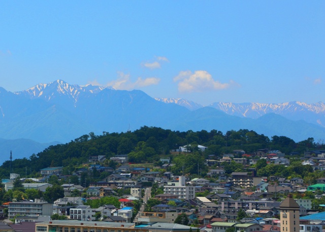 松本の町並みとアルプス