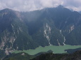 黒部湖を望む