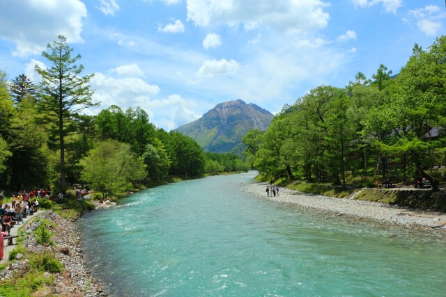 初夏の梓川と焼岳