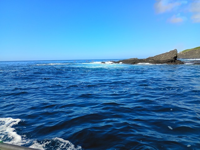 砕ける波間の知床岬