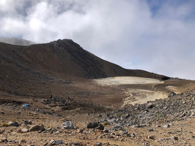 御嶽二の池を望む