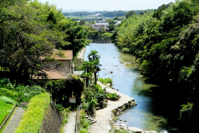 続く残暑の城原川