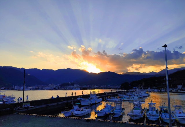 秋の漁港の夕暮れ