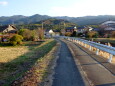 山麓へ続く田舎道