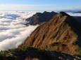 朝の爺ヶ岳を望む