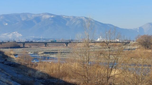 信州梓川の遥か彼方に乗鞍岳