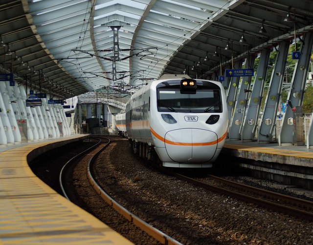 太魯閣號傾斜過彎