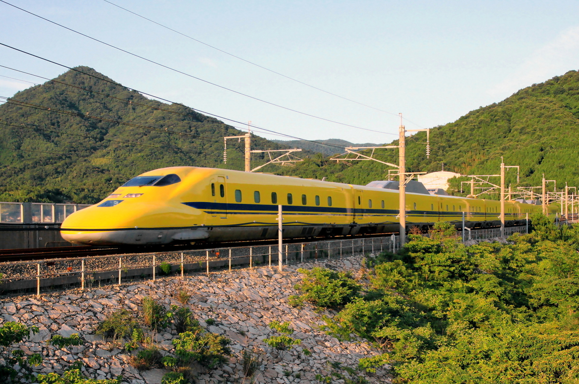 鉄道 新幹線 夕陽に映えるドクターイエロー 壁紙19x1274 壁紙館