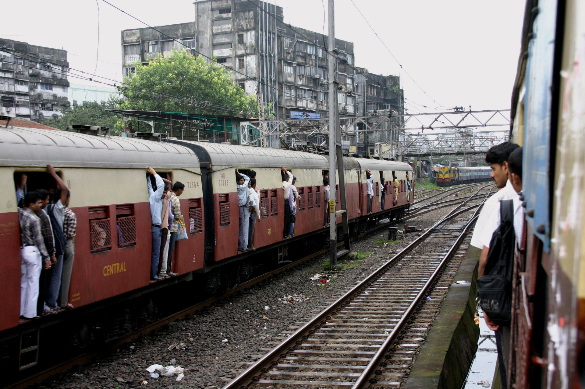 鉄道 電車 インド ムンバイの通勤風景 壁紙19x1279 壁紙館
