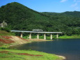 錦秋湖を渡る普通列車