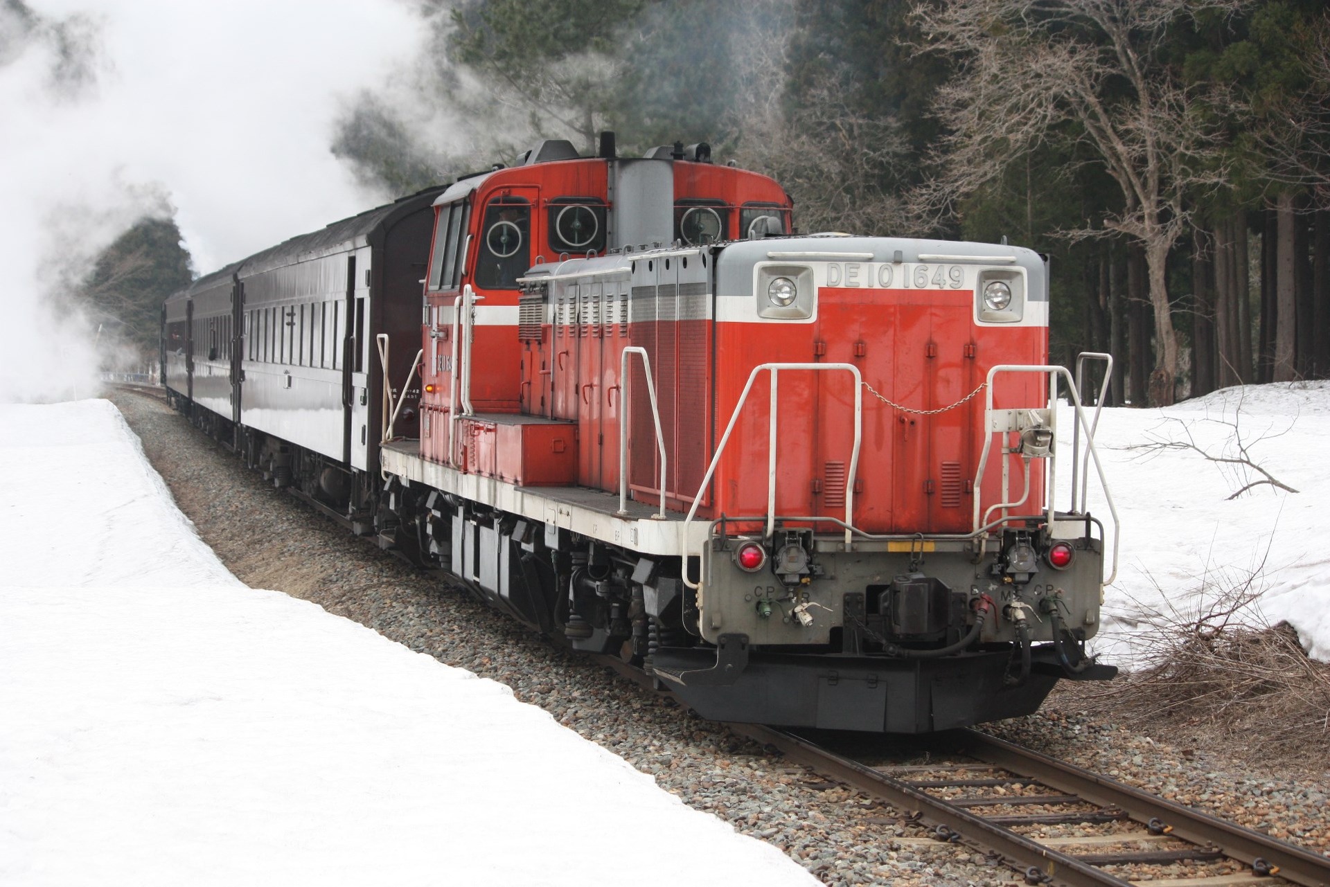 鉄道 > ディーゼル機関車「陸羽東線 C11走る 支援機動車」壁紙 鉄道 > ディーゼル機関車「陸羽東線 C11走る 支援機動車」壁紙